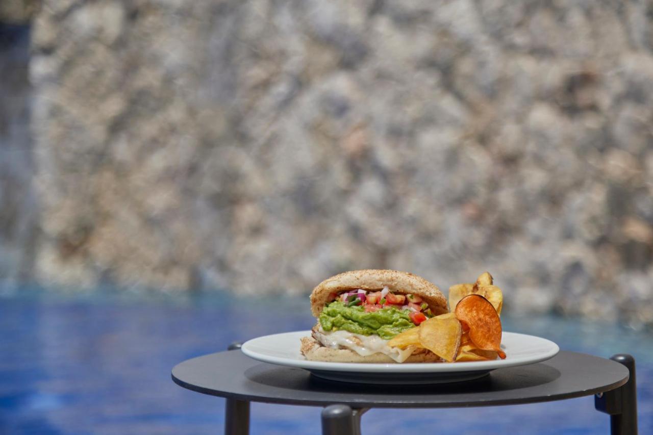 Fiesta Americana Condesa Cancún Eksteriør billede A vegan burger