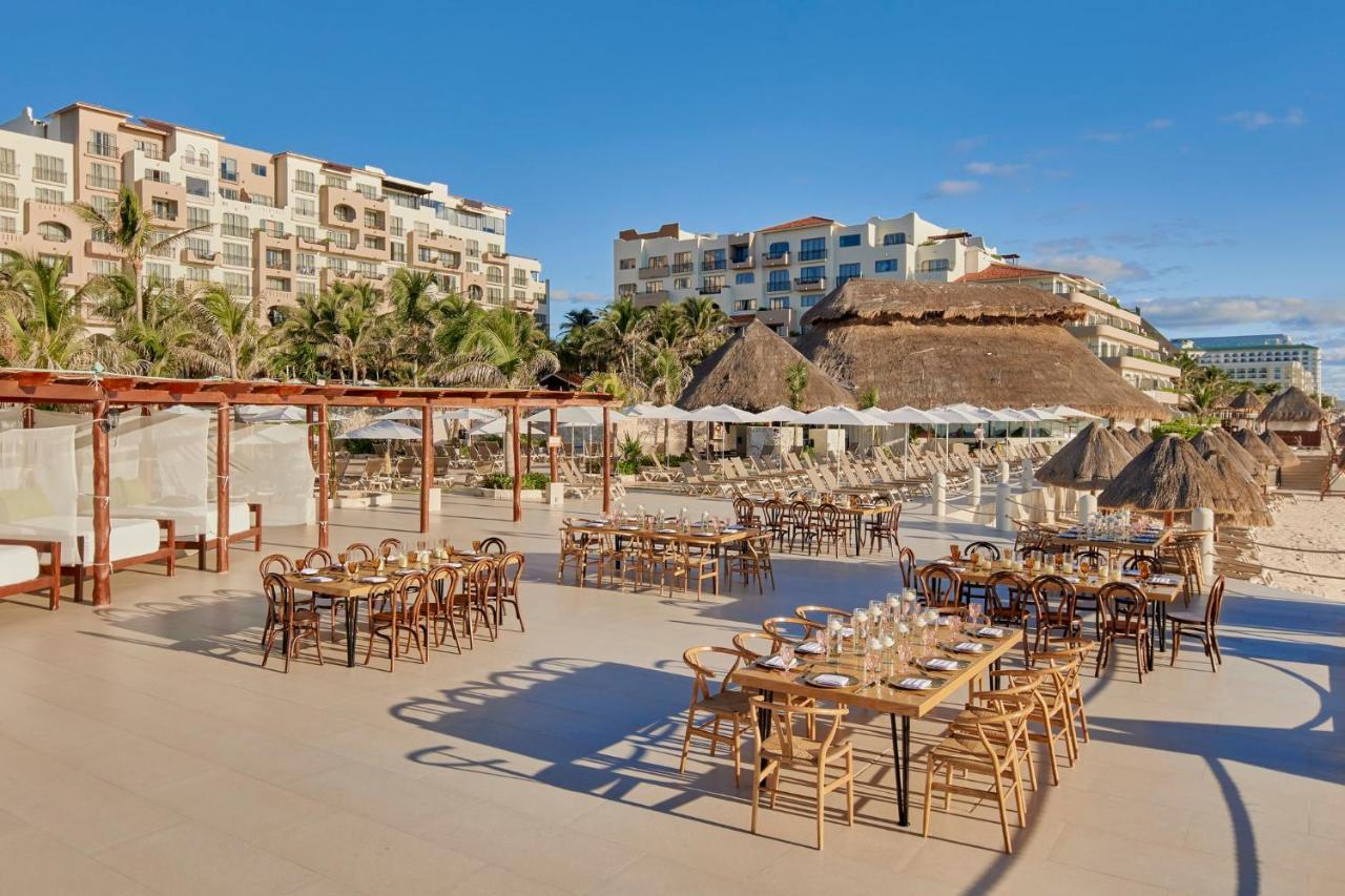 Fiesta Americana Condesa Cancún Eksteriør billede Beachfront dining at the resort