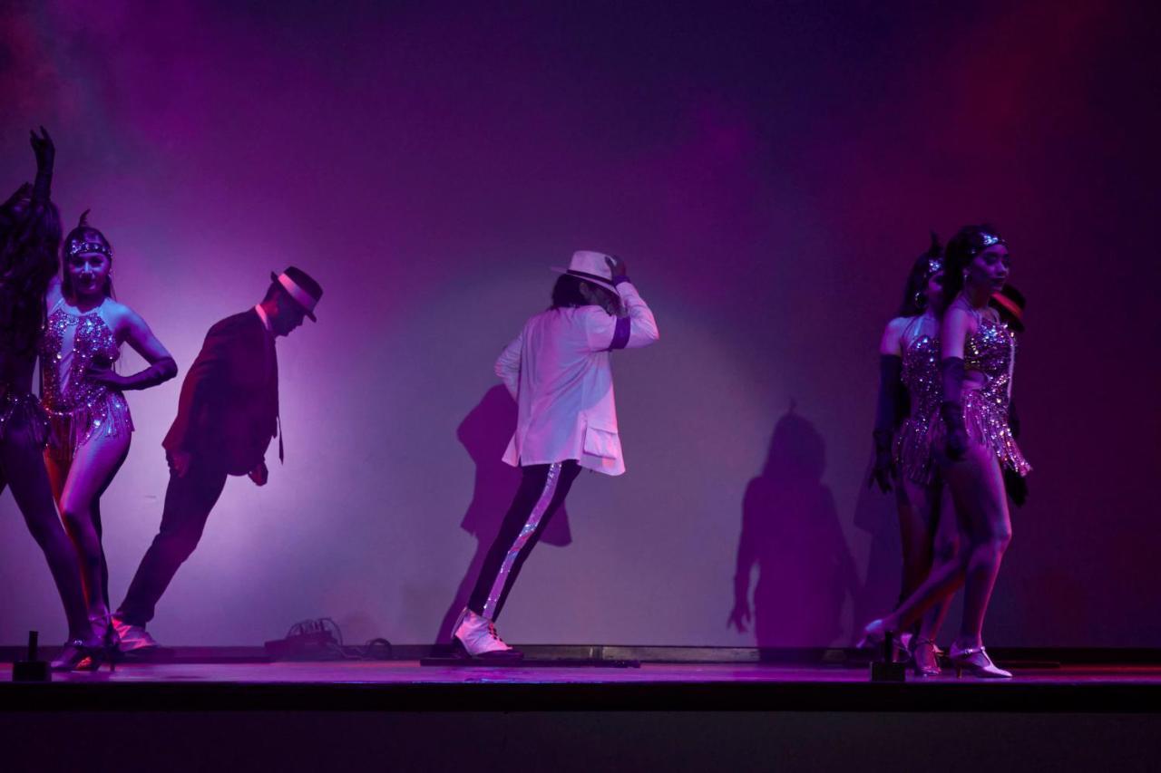 Fiesta Americana Condesa Cancún Eksteriør billede Michael Jackson performing "Smooth Criminal" on the 2009 tour.