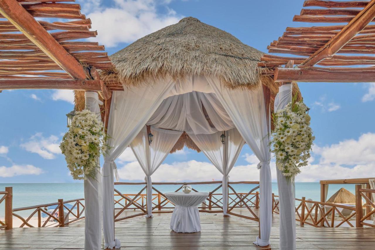 Fiesta Americana Condesa Cancún Eksteriør billede A gazebo at the beach